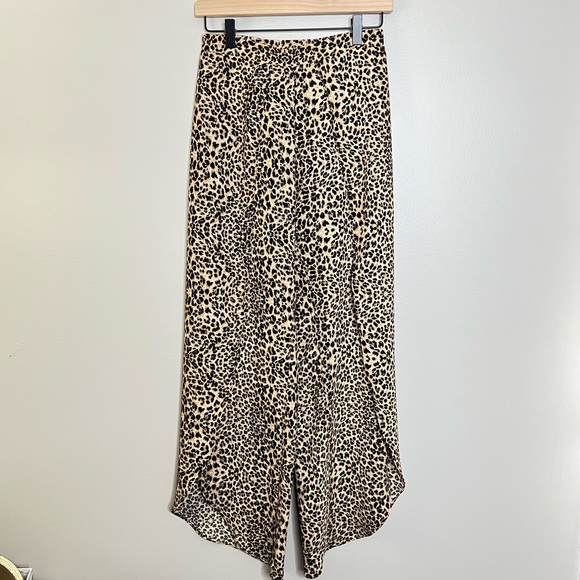EVEREVE Peyton Jensen Whitney Pant LEOPARD SPILT LEG PANTS-size xs - Picture 3 of 9